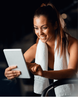 Mulher mexendo em um tablet