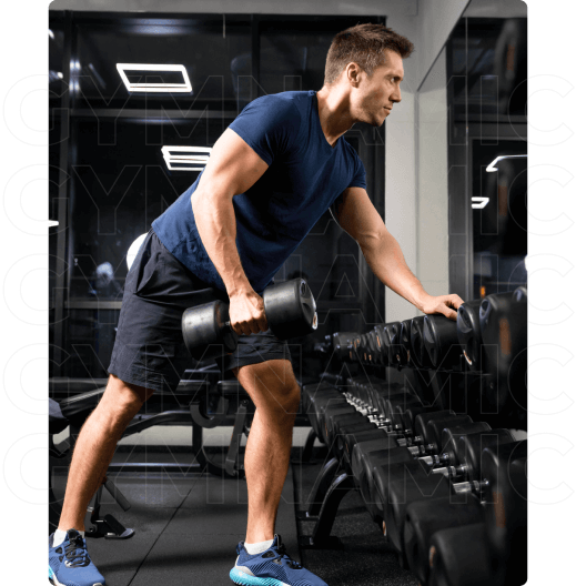 Homem fazendo exercício com halteres.