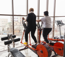 Idosos se exercitando fazendo aeróbico na academia.